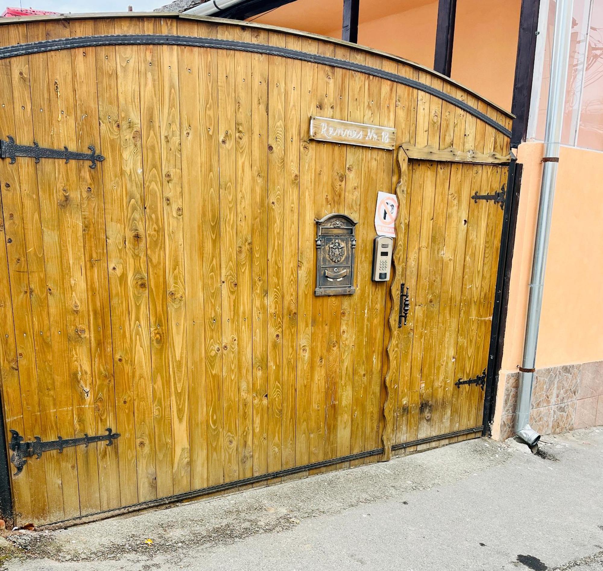 Moon And Sun Apartments Sibiu Esterno foto